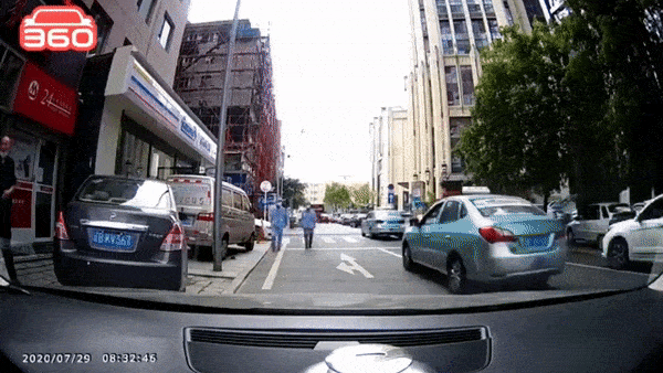 Oto vuot au quet nga nguoi di bo roi lat nghieng hinh anh