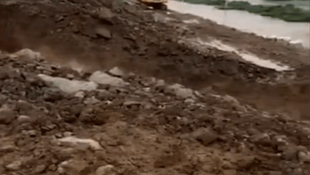 Bo ke bi vo cuon troi xe may xuc xuong song o Trung Quoc hinh anh