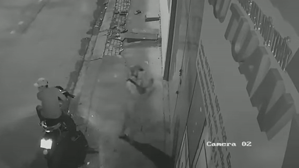 Ten trom nga nhao khi dang cay khoa nha dan o TP.HCM hinh anh