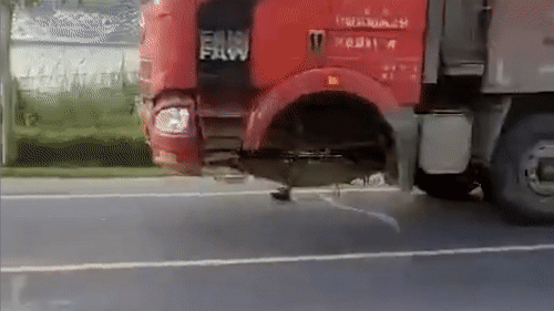 Xe tai khong co banh truoc van chay tren duong hinh anh