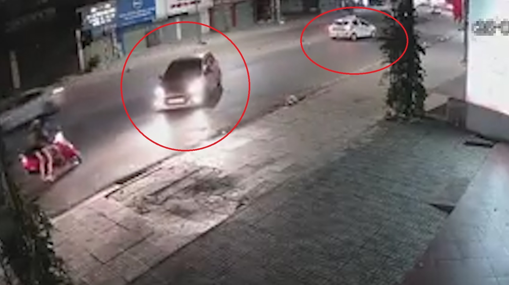 Taxi lan lan dam vao oto chay chieu nguoc lai hinh anh