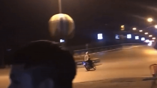 Hai xe may khong giam toc do dam vao nhau khi qua vong xuyen hinh anh