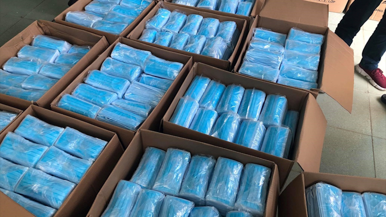 Tai dien nan lua dao ban khau trang y te tren mang xa hoi hinh anh