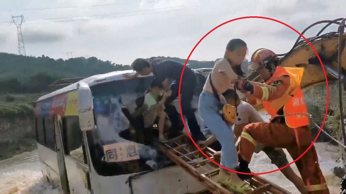 Pha kinh giai thoat hanh khach tren xe buyt roi xuong song o TQ hinh anh