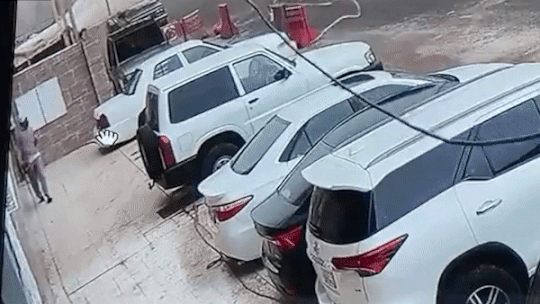 Buc tuong bi sup de trung hang loat oto dang do o Saudi Arabia hinh anh