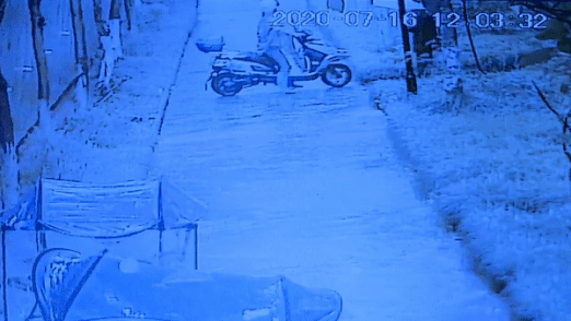 Buc tuong sup do suyt de trung 2 nguoi di duong o Trung Khanh hinh anh