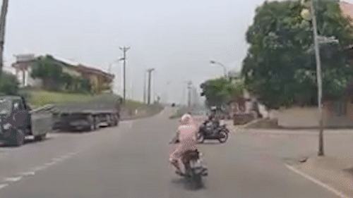 Xe may lao ra duong bat can suyt gay hoa cho xe khac hinh anh