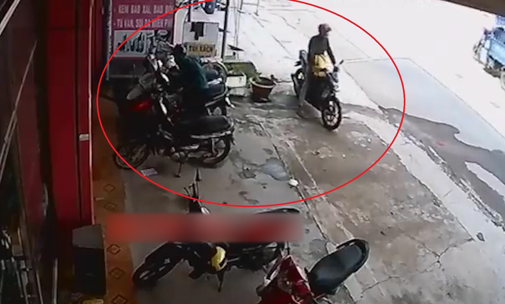 Trom danh cap xe may giua ban ngay o Binh Duong hinh anh