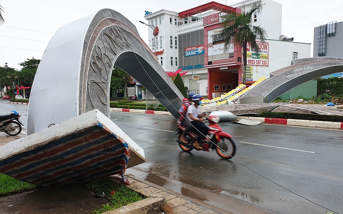 Canh gio giat sap cong hoa cao 7 m o thanh pho Ba Ria hinh anh