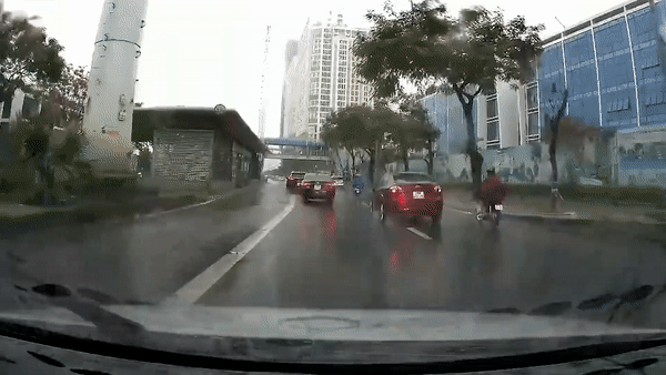 Xe khach phong nhanh tat nuoc lam mu oto chay sau hinh anh