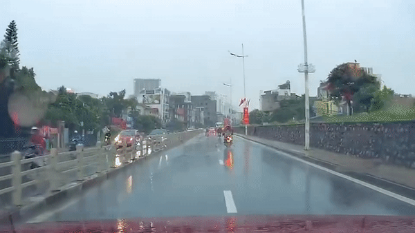 Xe may truot nga khi di tren duong mua o Ha Noi hinh anh