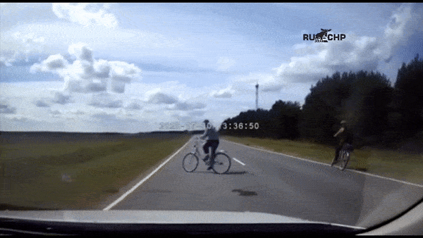 Xe dap tat dau khien oto lao thang xuong ruong hinh anh