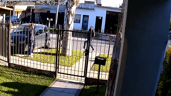 Hai nguoi dan ong cuop oto giua ban ngay hinh anh