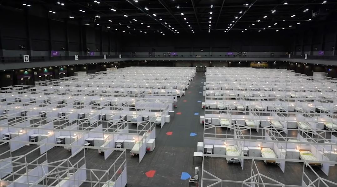 Sau cu soc lan song Covid-19 thu 3, Hong Kong xay benh vien da chien hinh anh