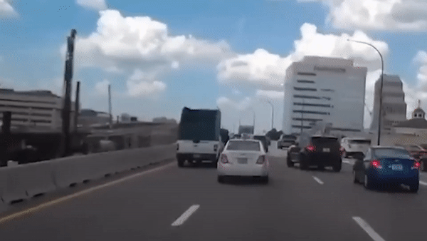 Oto chuyen lan au tren cao toc huc xe cung chieu lat ngua hinh anh