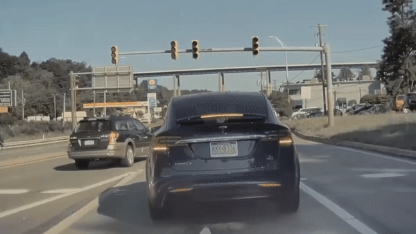 Oto mat lai lao qua dai phan cach dam nat duoi xe khac tai My hinh anh