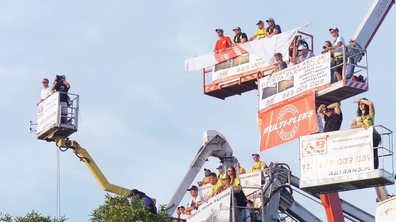 Nguoi ham mo dung tren can cau xem dua xe o Ba Lan hinh anh