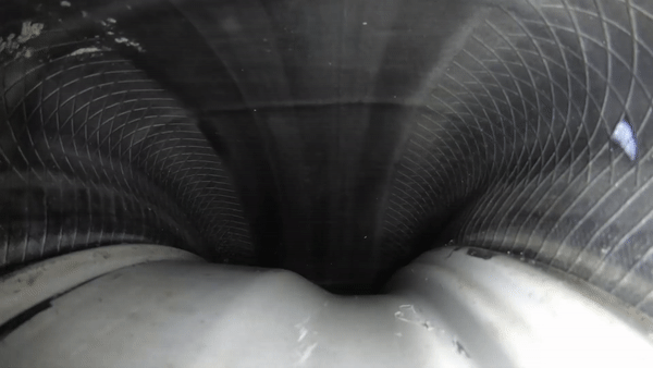 GoPro ghi lai ben trong lop xe dang di chuyen hinh anh