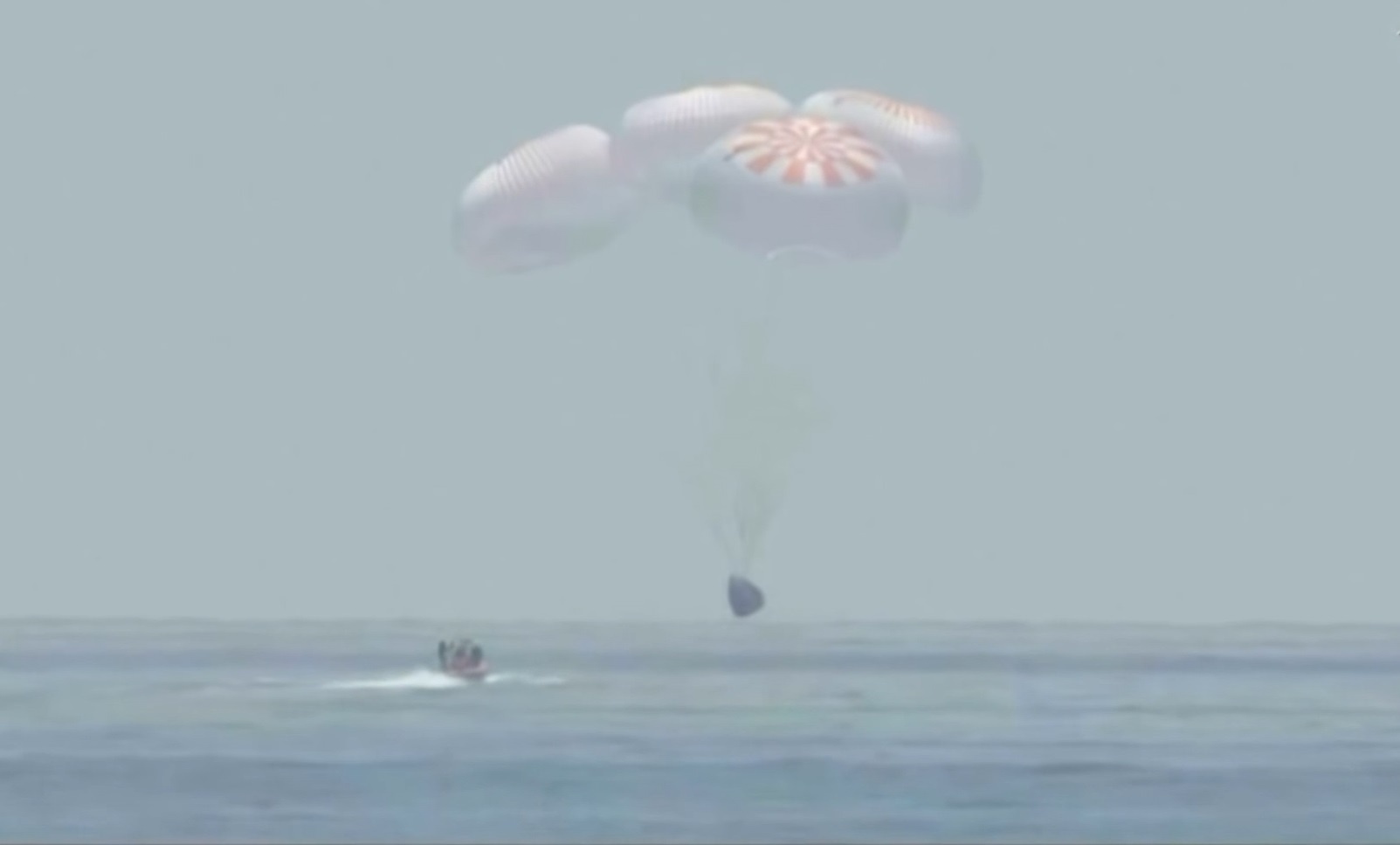 Giay phut Crew Dragon roi xuong bien sau nhiem vu lich su hinh anh