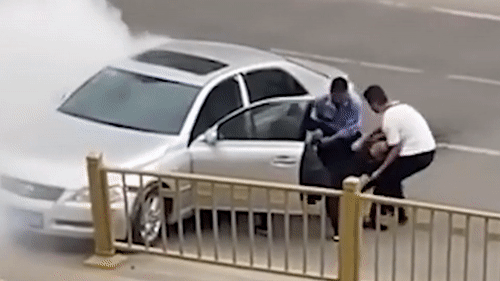 Nguoi di duong giai cuu tai xe khoi chiec oto boc khoi hinh anh