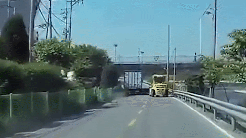 Thung xe tai va vao gam cau vuot roi xuong duong tai My hinh anh