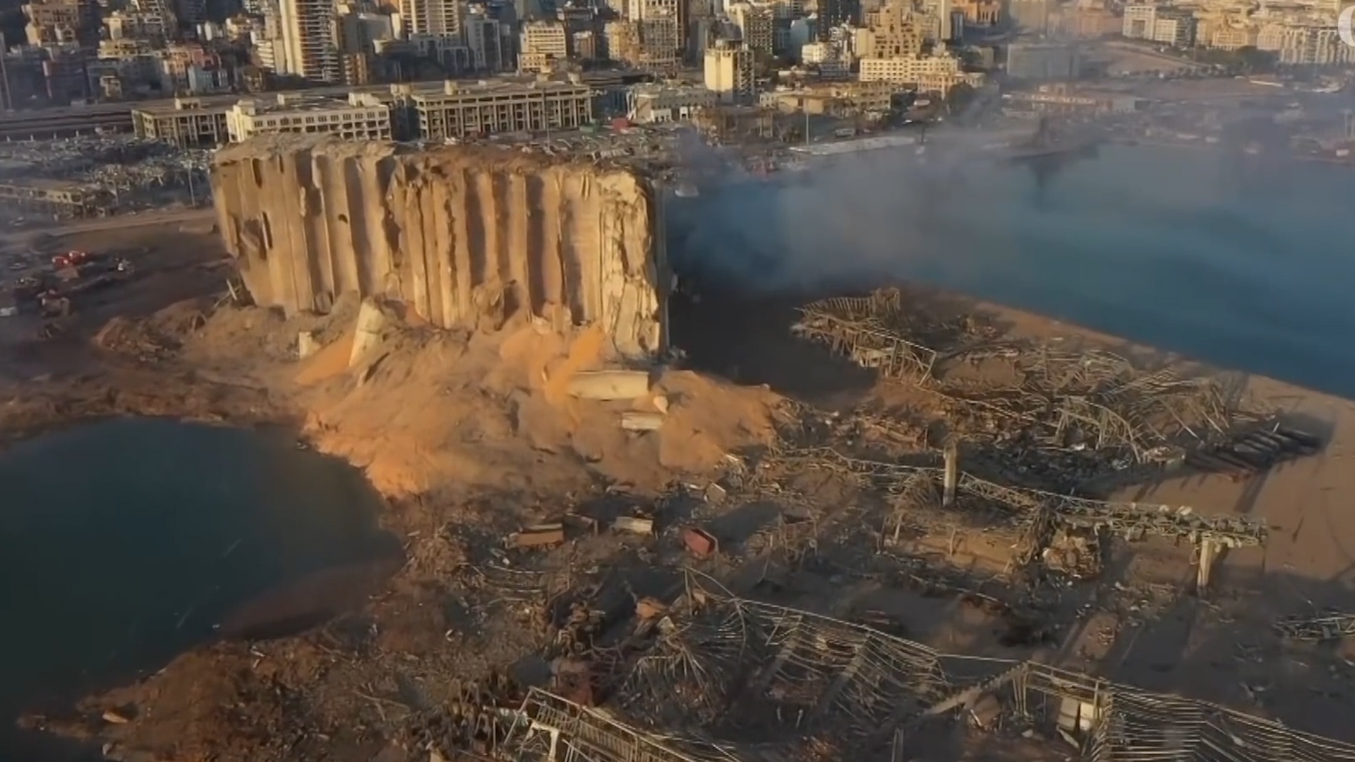 Khung canh tan khoc sau vu no o Beirut tu goc nhin tren cao hinh anh