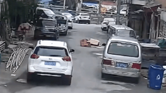 Mai choi dua giua duong, em be thoat chet khi bi oto chen qua nguoi hinh anh