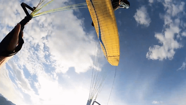 Hai nguoi choi du luon vuong vao nhau giua bau troi Tay Ban Nha hinh anh