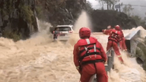 Quang day giai cuu 3 nguoi dan ong giua dong nuoc lu chay xiet o TQ hinh anh