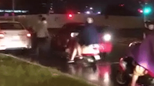 Oto lui trung nhieu xe may roi tang ga bo chay hinh anh