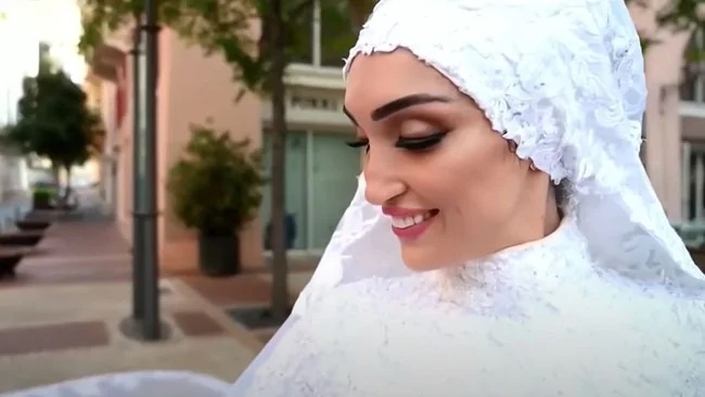 Dang chup anh cuoi, co dau om vay chay trong vu no tai Beirut hinh anh