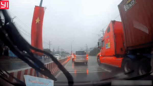 Xe may vuot au nga xuong duong mua suyt bi oto dam hinh anh