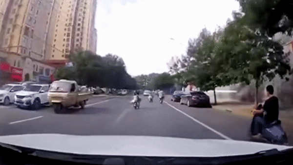 Be gai nga tu xe dap dien xuong duong suyt bi oto dam hinh anh