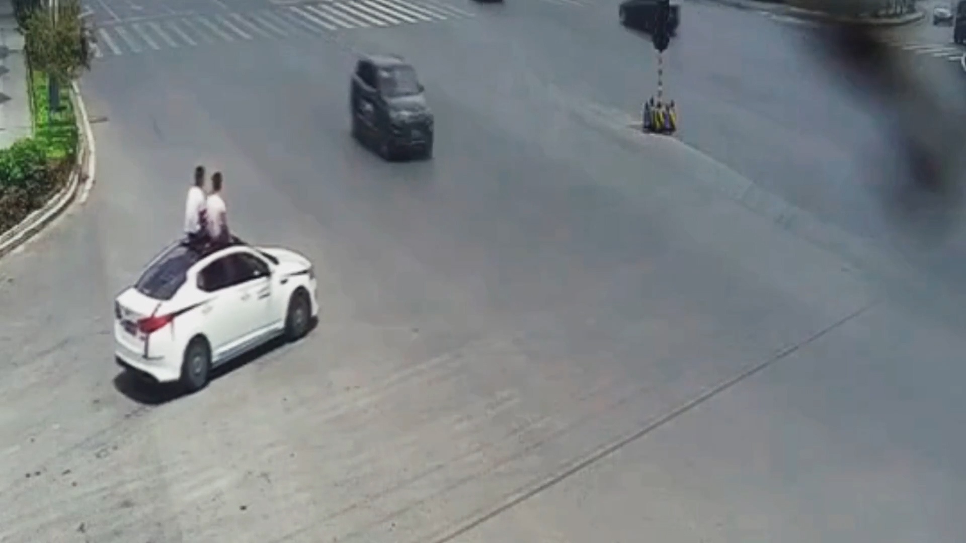 Hai nguoi dan ong ngoi tren noc oto chay tren duong hinh anh