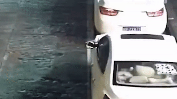 Nguoi di xe dap dung chan da hong kinh chieu hau oto hinh anh