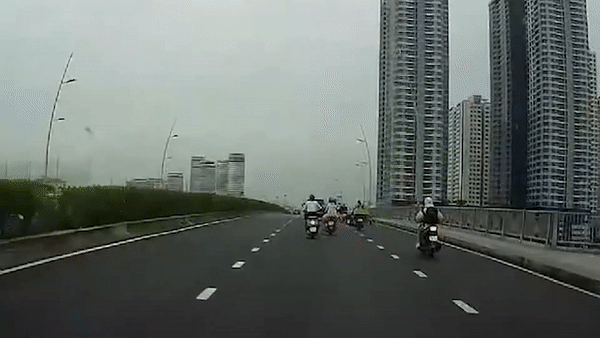 Xe may va vao xe dap gay tai nan lien hoan hinh anh