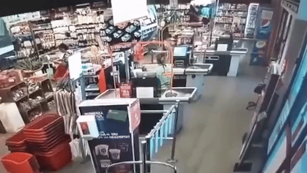 Oto mat lai dam vo cua kinh, lao vao trong sieu thi hinh anh