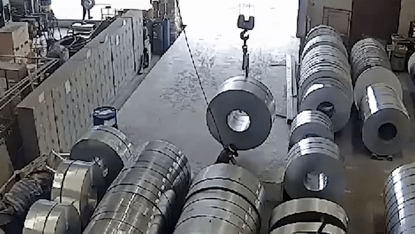 Cong nhan bi cuon thep 3 tan de len chan hinh anh