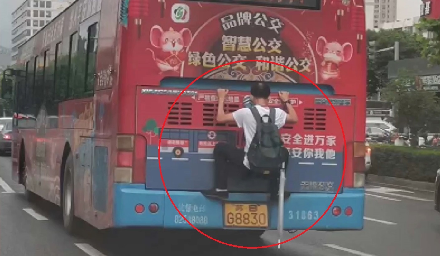 Nguoi dan ong bam vao duoi xe bus de di nho hinh anh