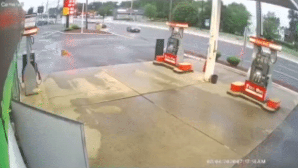 Oto va cham voi xe khac roi lao vao tram xang hinh anh