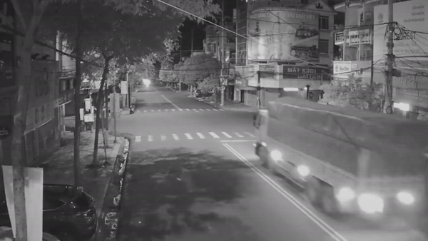 Xe may phong nhanh va cham voi xe tai giua nga tu hinh anh