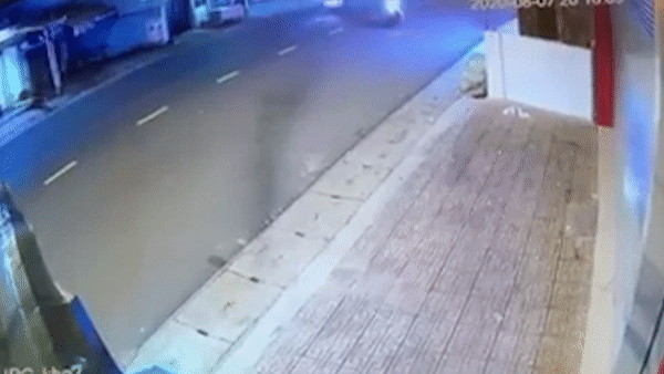 Xe may phong nhanh dam manh vao xe khac dang sang duong hinh anh