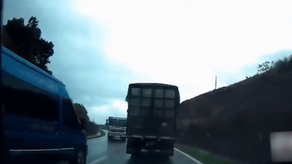 Xe khach vuot au bi xe tai dam trung hinh anh