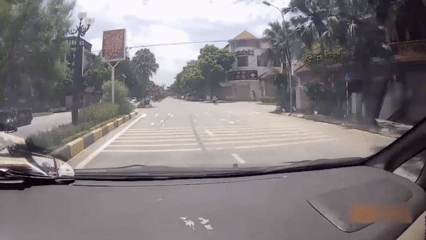 Oto khong giam toc do suyt va cham voi xe sang duong au hinh anh