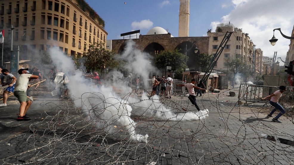 Canh sat dung do nguoi bieu tinh o Lebanon hinh anh