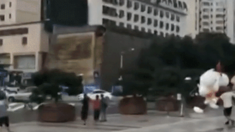 Buc tuong co 600 nam tuoi sap giua trung tam thanh pho o TQ hinh anh