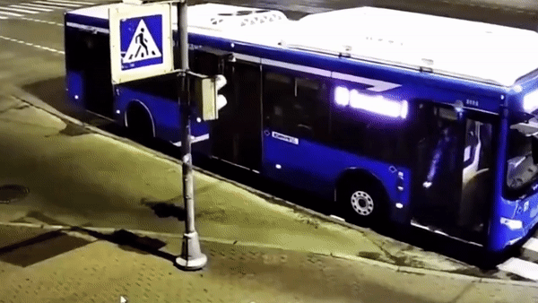 Oto lao len via he dam do bien giao thong hinh anh