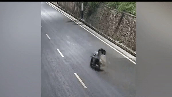 Tai xe xe may say ruou danh vong roi nga giua duong hinh anh