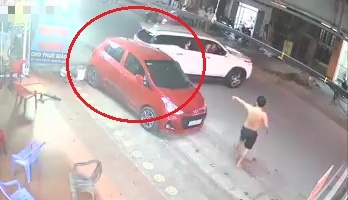 Oto lui ra duong bat can va cham voi xe khac hinh anh