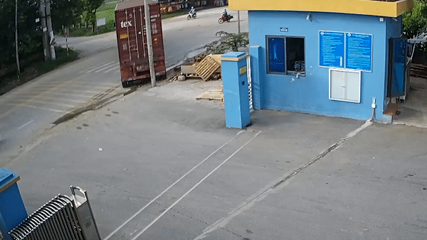 Container lui thieu quan sat dam gay cot dien hinh anh